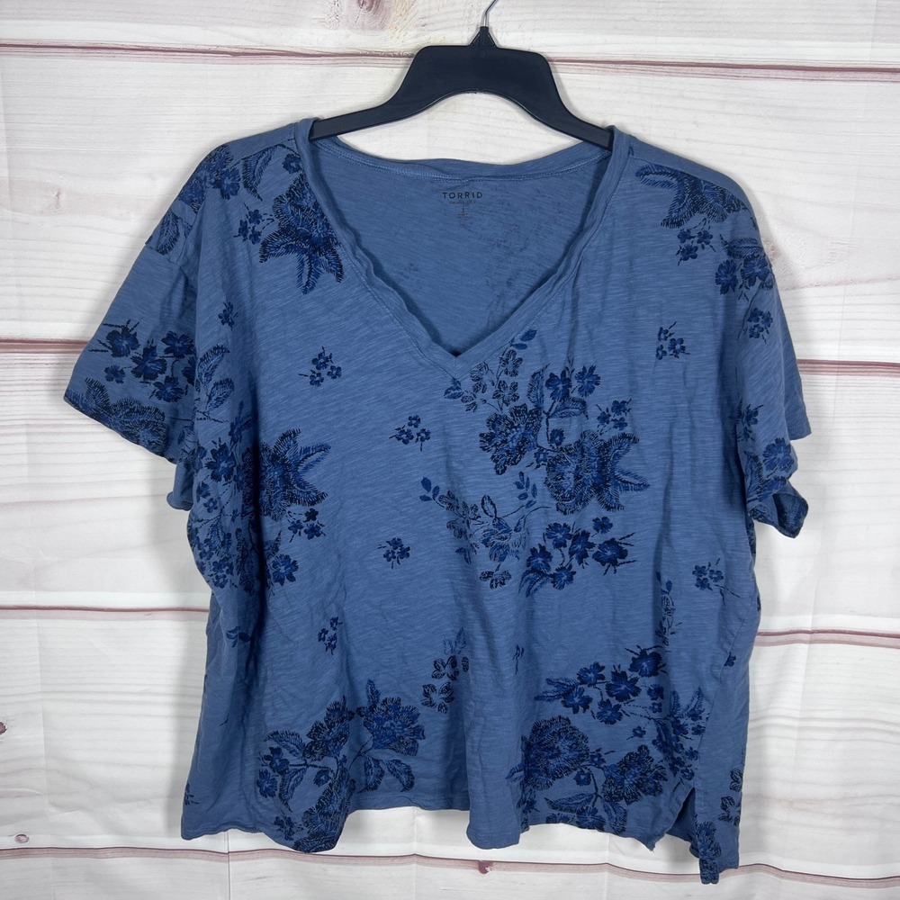 Torrid Top Womens 3 3X Blue Floral Relaxed Fit V-Neck Slub Cotton Short Sleeve